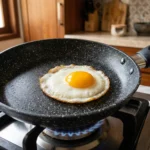memasak telur dadar di wajan anti lengket granite tanpa minyak di atas kompor gas